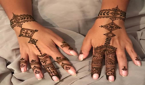 L'ornement au henné, une tradition soigneusement gardée par les